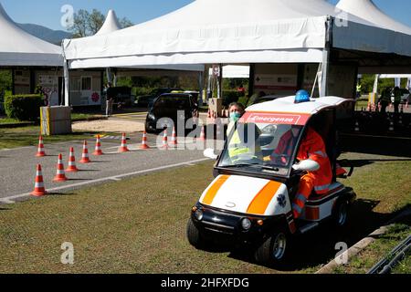 Mauro Scrobogna /LaPresse April 24, 2021 Rome, Italy News Coronavirus, Notfall im Gesundheitswesen - Drive in Valmontone - Impfkampagne auf dem Foto: Die Einweihung des Impfzentrums gegen Kovid 19, das im Drive-in-Modus am Valmontone Outlet eingerichtet wurde, wo der Impfstoff von Johnson & Johnson verabreicht wird Stockfoto