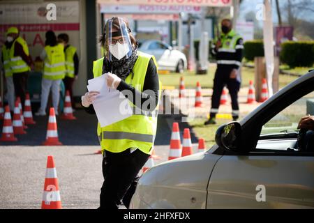 Mauro Scrobogna /LaPresse April 24, 2021 Rome, Italy News Coronavirus, Notfall im Gesundheitswesen - Drive in Valmontone - Impfkampagne auf dem Foto: Die Einweihung des Impfzentrums gegen Kovid 19, das im Drive-in-Modus am Valmontone Outlet eingerichtet wurde, wo der Impfstoff von Johnson & Johnson verabreicht wird Stockfoto