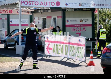 Mauro Scrobogna /LaPresse April 24, 2021 Rome, Italy News Coronavirus, Notfall im Gesundheitswesen - Drive in Valmontone - Impfkampagne auf dem Foto: Die Einweihung des Impfzentrums gegen Kovid 19, das im Drive-in-Modus am Valmontone Outlet eingerichtet wurde, wo der Impfstoff von Johnson & Johnson verabreicht wird Stockfoto