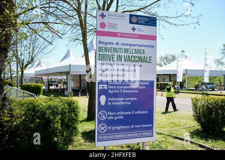 Mauro Scrobogna /LaPresse April 24, 2021 Rome, Italy News Coronavirus, Notfall im Gesundheitswesen - Drive in Valmontone - Impfkampagne auf dem Foto: Die Einweihung des Impfzentrums gegen Kovid 19, das im Drive-in-Modus am Valmontone Outlet eingerichtet wurde, wo der Impfstoff von Johnson & Johnson verabreicht wird Stockfoto