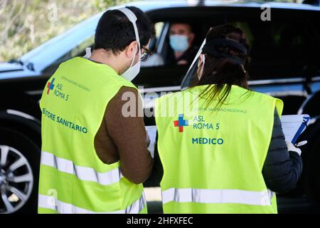 Mauro Scrobogna /LaPresse April 24, 2021 Rome, Italy News Coronavirus, Notfall im Gesundheitswesen - Drive in Valmontone - Impfkampagne auf dem Foto: Die Einweihung des Impfzentrums gegen Kovid 19, das im Drive-in-Modus am Valmontone Outlet eingerichtet wurde, wo der Impfstoff von Johnson & Johnson verabreicht wird Stockfoto