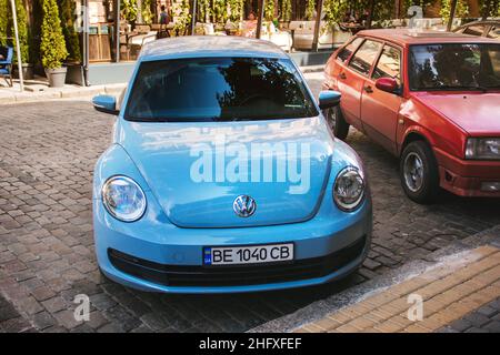 Odessa, Ukraine - 5. September 2021: Blauer Volkswagen Käfer in der Stadt geparkt Stockfoto