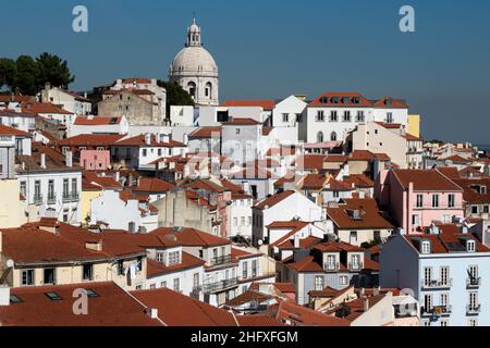 Blick vom Miradouro do Sol über die Dächer des Viertels Alfama und des National Panteon (Panteão Nacional) in Lissabon Portugal Stockfoto