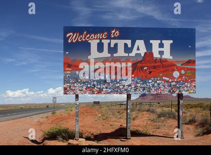 Willkommen im Utah-Schild an der Grenze zwischen Arizona und Utah auf dem US Route 163 Highway in der Nähe des Monument Valley Navajo Tribal Park, Arizona, USA. Die rote Stockfoto