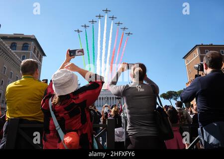 Mauro Scrobogna /LaPresse 25. April 2021&#xa0; Rom, Italien Nachrichten 25. April, Befreiungstag auf dem Foto: Passage der 'Frecce Tricolori' auf der Piazza Venezia Stockfoto