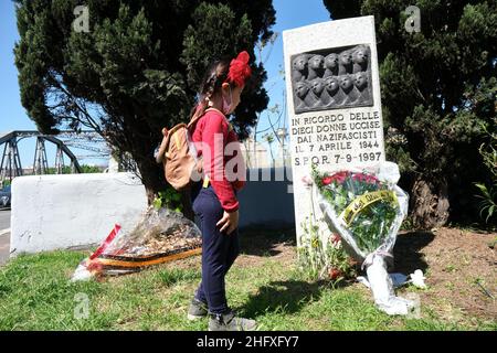 Mauro Scrobogna /LaPresse 25. April 2021&#xa0; Rom, Italien Nachrichten 25. April, Befreiungstag auf dem Foto: Ablagerung eines Blumenstraußes an der Ponte di Ferro, ein Symbol des römischen Widerstands Stockfoto