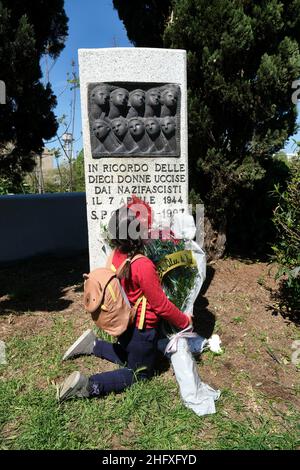 Mauro Scrobogna /LaPresse 25. April 2021&#xa0; Rom, Italien Nachrichten 25. April, Befreiungstag auf dem Foto: Ablagerung eines Blumenstraußes an der Ponte di Ferro, ein Symbol des römischen Widerstands Stockfoto