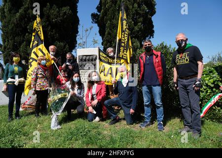 Mauro Scrobogna /LaPresse 25. April 2021&#xa0; Rom, Italien Nachrichten 25. April, Befreiungstag auf dem Foto: Ablagerung eines Blumenstraußes an der Ponte di Ferro, ein Symbol des römischen Widerstands Stockfoto