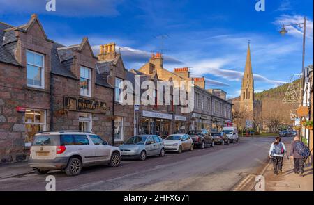 BALLATER ROYAL DEESIDE ABERDEENSHIRE BRIDGE STREET UND GESCHÄFTE Stockfoto