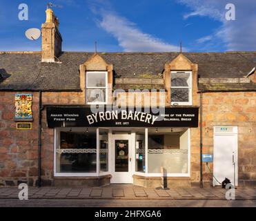 BALLATER ROYAL DEESIDE ABERDEENSHIRE BYRON BÄCKEREI NACH VEREINBARUNG MIT DER KÖNIGIN HM Stockfoto