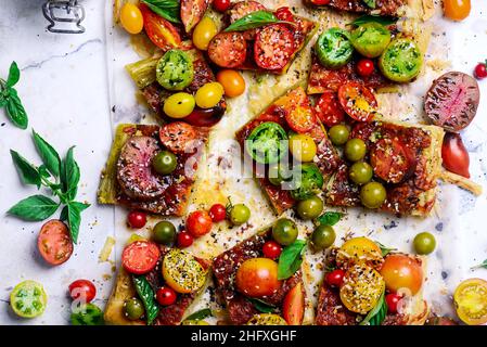 Käse Tomaten und Pesto Tart.Style rustic.selective Fokus Stockfoto