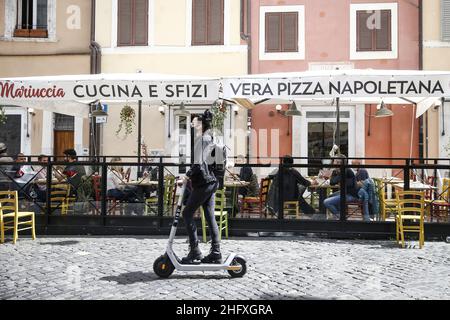 Cecilia Fabiano/ LaPresse April 26 , 2021 Roma (Italien) News : Mittagessen im Restaurant mit Tischen im Freien im Pic : piazza della Cancelleria Stockfoto