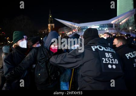 Berlin, Deutschland. 17th Januar 2022. Gegendemonstranten versuchen, die Demonstration gegen die Corona-Maßnahmen zu blockieren. Quelle: Fabian Sommer/dpa/Alamy Live News Stockfoto