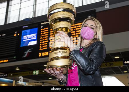 Nicolo Campo / LaPresse 29 April 2021, Turin (Italien) Sport Ferrovie dello Stato, Frecciarossa Reise der Endless Trophy des Giro d&#X2019;Italia vom Bahnhof Turin Porta Nuova nach Milano Centrale im Bild: Melania Bifaro und Endless Trophy Stockfoto