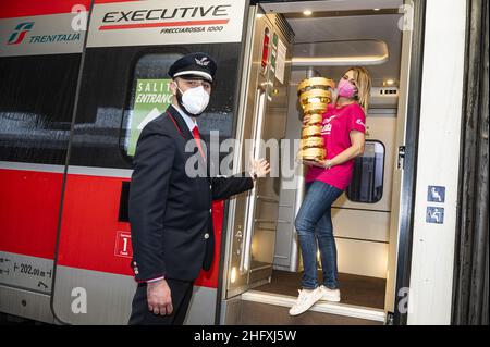 Nicolo Campo / LaPresse 29 April 2021, Turin (Italien) Sport Ferrovie dello Stato, Frecciarossa Reise der Endless Trophy des Giro d&#X2019;Italia vom Bahnhof Turin Porta Nuova nach Milano Centrale im Bild: Melania Bifaro und Endless Trophy Stockfoto