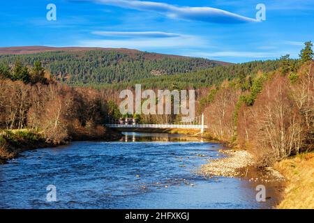 CAMBUS O MAY ROYAL DEESIDE ABERDEENSHIRE SCHOTTLAND WEISSE HÄNGEBRÜCKE ÜBER DEN FLUSS DEE Stockfoto