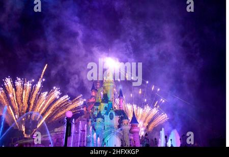 Euro Disney's Disney Castle bei Nacht Euro Disney's Disney Castle bei Nacht Stockfoto