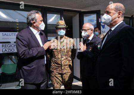 Mauro Scrobogna /LaPresse 03. Mai 2021&#xa0; Rom, Italien Nachrichten Coronavirus, Gesundheitsnotstand - Impfzentrum Ostia FIN auf dem Foto: Der Präsident des italienischen Schwimmverbandes, Paolo Barelli, der außerordentliche Kommissar für den Notfall-General Francesco Paolo Figliuolo Covid-19, der Leiter der Abteilung für Katastrophenschutz, Fabrizio Curcio, der Präsident der Region Latium, Nicola Zingaretti bei der Einweihung des Impfzentrums im Federnuoto FIN Center in Ostia Stockfoto