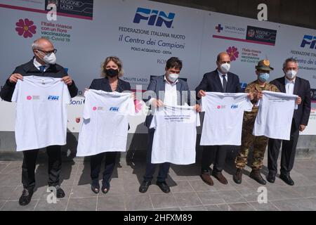 Mauro Scrobogna /LaPresse 03. Mai 2021&#xa0; Rom, Italien Nachrichten Coronavirus, Gesundheitsnotstand - Impfzentrum Ostia FIN auf dem Foto: Leiter der Katastrophenschutzabteilung, Fabrizio Curcio, Marta Branca DG Spallanzani, der Ratsherr von Heiligkeit Alessio D'Amato, der Präsident der Region Latium, Nicola Zingaretti, Der außerordentliche Kommissar für den Notfall in Covid-19 General Francesco Paolo Figliuolo, der Präsident des italienischen Schwimmverbands Paolo Barelli, bei der Einweihung des Impfzentrums im Federnuoto FIN Center in Ostia Stockfoto