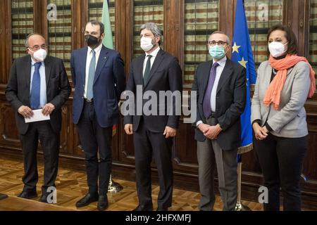 Roberto Monaldo / LaPresse 03-05-2021 Rom (Italien) der Präsident der Abgeordnetenkammer Roberto Fico trifft den Nationalen Presseverband (Fnsi) anlässlich des Tages der Pressefreiheit im Bild Giuseppe Giulietti, Paolo Borrometi, Roberto Fico, Rafaele Lorusso, Elisa Marincola Stockfoto