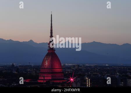 Fabio Ferrari/LaPresse 04. Mai 2020 Turin, Italien SPORTEXKLUSIV TURIN FC Turin FC Turin - die Mole Antonelliana wird zu Ehren des Grande Turin mit einer Granate beleuchtet Stockfoto