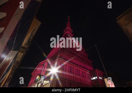 Fabio Ferrari/LaPresse 04. Mai 2020 Turin, Italien SPORTEXKLUSIV TURIN FC Turin FC Turin - die Mole Antonelliana wird zu Ehren des Grande Turin mit einer Granate beleuchtet Stockfoto