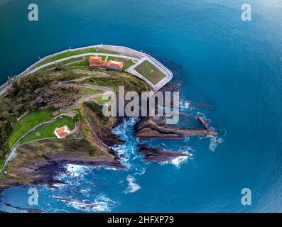 Luftaufnahme der Punta del Caballo mit der Ermita de la Guia in Ribadesella. Stockfoto