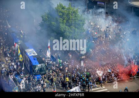 Foto Claudio Furlan/LaPresse 08/05/2021 - Milano, Italia Sport Calcio Inter vs Sampdoria - Campionato italiano di calcio Serie A Tim 2020-2021 - San Siro Stadium Nella foto: tifosi interisti fuori dallo stadio, il passaggio del pullman dell'Inter con la squadra Foto Claudio Furlan/LaPresse 08. Mai 2021 - Mailand, Italien Sport Soccer Inter vs Sampdoria - Italienische Fußballmeisterschaft 2020-2021 im Meazza-Stadion auf dem Foto: FC Internazionale Milano mit ihrem neuen Mannschaftsbus um das Stadion Stockfoto