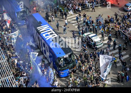 Foto Claudio Furlan/LaPresse 08/05/2021 - Milano, Italia Sport Calcio Inter vs Sampdoria - Campionato italiano di calcio Serie A Tim 2020-2021 - San Siro Stadium Nella foto: tifosi interisti fuori dallo stadio, il passaggio del pullman dell'Inter con la squadra Foto Claudio Furlan/LaPresse 08. Mai 2021 - Mailand, Italien Sport Soccer Inter vs Sampdoria - Italienische Fußballmeisterschaft 2020-2021 im Meazza-Stadion auf dem Foto: FC Internazionale Milano mit ihrem neuen Mannschaftsbus um das Stadion Stockfoto