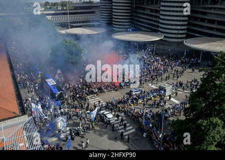 Foto Claudio Furlan/LaPresse 08/05/2021 - Milano, Italia Sport Calcio Inter vs Sampdoria - Campionato italiano di calcio Serie A Tim 2020-2021 - San Siro Stadium Nella foto: tifosi interisti fuori dallo stadio, il passaggio del pullman dell'Inter con la squadra Foto Claudio Furlan/LaPresse 08. Mai 2021 - Mailand, Italien Sport Soccer Inter vs Sampdoria - Italienische Fußballmeisterschaft 2020-2021 im Meazza-Stadion auf dem Foto: FC Internazionale Milano mit ihrem neuen Mannschaftsbus um das Stadion Stockfoto