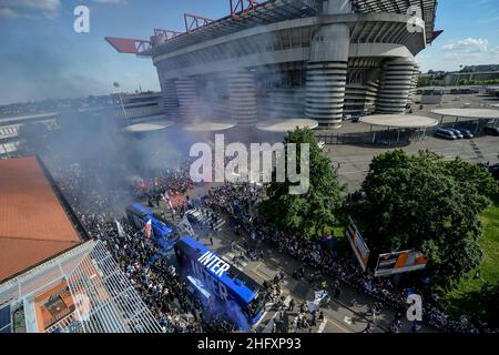 Foto Claudio Furlan/LaPresse 08/05/2021 - Milano, Italia Sport Calcio Inter vs Sampdoria - Campionato italiano di calcio Serie A Tim 2020-2021 - San Siro Stadium Nella foto: tifosi interisti fuori dallo stadio, il passaggio del pullman dell'Inter con la squadra Foto Claudio Furlan/LaPresse 08. Mai 2021 - Mailand, Italien Sport Soccer Inter vs Sampdoria - Italienische Fußballmeisterschaft 2020-2021 im Meazza-Stadion auf dem Foto: FC Internazionale Milano mit ihrem neuen Mannschaftsbus um das Stadion Stockfoto