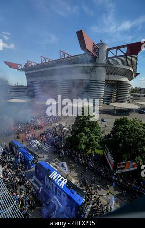 Foto Claudio Furlan/LaPresse 08/05/2021 - Milano, Italia Sport Calcio Inter vs Sampdoria - Campionato italiano di calcio Serie A Tim 2020-2021 - San Siro Stadium Nella foto: tifosi interisti fuori dallo stadio, il passaggio del pullman dell'Inter con la squadra Foto Claudio Furlan/LaPresse 08. Mai 2021 - Mailand, Italien Sport Soccer Inter vs Sampdoria - Italienische Fußballmeisterschaft 2020-2021 im Meazza-Stadion auf dem Foto: FC Internazionale Milano mit ihrem neuen Mannschaftsbus um das Stadion Stockfoto