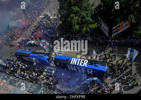 Foto Claudio Furlan/LaPresse 08/05/2021 - Milano, Italia Sport Calcio Inter vs Sampdoria - Campionato italiano di calcio Serie A Tim 2020-2021 - San Siro Stadium Nella foto: tifosi interisti fuori dallo stadio, il passaggio del pullman dell'Inter con la squadra Foto Claudio Furlan/LaPresse 08. Mai 2021 - Mailand, Italien Sport Soccer Inter vs Sampdoria - Italienische Fußballmeisterschaft 2020-2021 im Meazza-Stadion auf dem Foto: FC Internazionale Milano mit ihrem neuen Mannschaftsbus um das Stadion Stockfoto