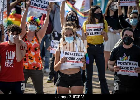 LaPresse - Claudio Furlan 08 May 2021 - Mailand (Italien) Mailand, die Sentinelli-Demonstration für den Zan-Gesetzentwurf, der die Genehmigung des Zan-Gesetzes gegen Homotransphobie fordert, wurde wegen der vielen Verhaftungen in den Arco della Pace verlegt. Stockfoto