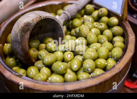 Gefüllte grüne Oliven in einer alten Holzschüssel Stockfoto