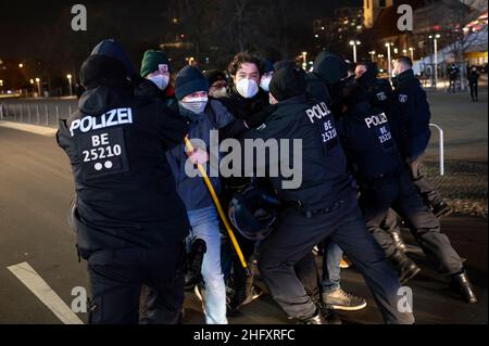 Berlin, Deutschland. 17th Januar 2022. Gegendemonstranten versuchen, die Demonstration gegen die Corona-Maßnahmen zu blockieren. Quelle: Fabian Sommer/dpa/Alamy Live News Stockfoto