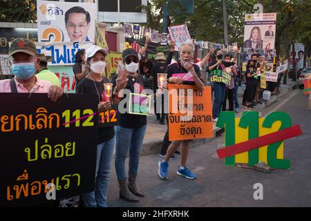 Bangkok, Thailand. 14th Januar 2022. Politische Demonstranten feiern die Freilassung von Benja Apan, Studentin und pro-demokratische Aktivistin bei der United Front of Thammasat und Demonstration (UFTD), die seit dem vergangenen Oktober in Bangkok, Thailand, am 14. Januar verhaftet wurde, 2022.die Demonstranten sangen ein Lied gegen die lèse-majesté-Gesetzesabteilung 112 und forderten die Freilassung anderer politischer Gefangener vor dem Zentralgefängnis von Bangkok. (Foto: Atiwat Silpamethanont/Pacific Press/Sipa USA) Quelle: SIPA USA/Alamy Live News Stockfoto