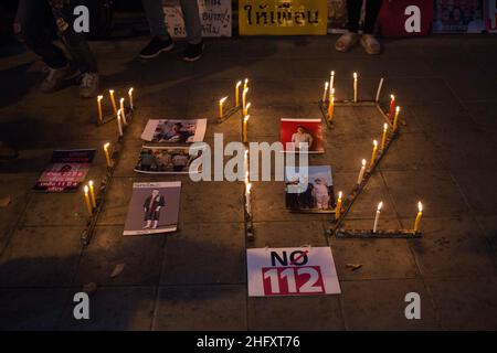 Bangkok, Thailand. 14th Januar 2022. Politische Demonstranten feiern die Freilassung von Benja Apan, Studentin und pro-demokratische Aktivistin bei der United Front of Thammasat und Demonstration (UFTD), die seit dem vergangenen Oktober in Bangkok, Thailand, am 14. Januar verhaftet wurde, 2022.die Demonstranten sangen ein Lied gegen die lèse-majesté-Gesetzesabteilung 112 und forderten die Freilassung anderer politischer Gefangener vor dem Zentralgefängnis von Bangkok. (Foto: Atiwat Silpamethanont/Pacific Press/Sipa USA) Quelle: SIPA USA/Alamy Live News Stockfoto