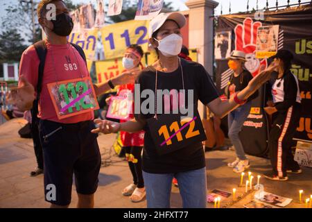 Bangkok, Thailand. 14th Januar 2022. Politische Demonstranten feiern die Freilassung von Benja Apan, Studentin und pro-demokratische Aktivistin bei der United Front of Thammasat und Demonstration (UFTD), die seit dem vergangenen Oktober in Bangkok, Thailand, am 14. Januar verhaftet wurde, 2022.die Demonstranten sangen ein Lied gegen die lèse-majesté-Gesetzesabteilung 112 und forderten die Freilassung anderer politischer Gefangener vor dem Zentralgefängnis von Bangkok. (Foto: Atiwat Silpamethanont/Pacific Press/Sipa USA) Quelle: SIPA USA/Alamy Live News Stockfoto