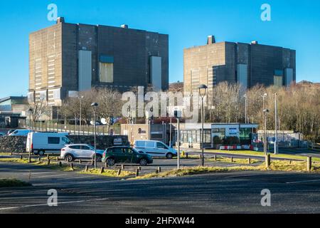Trawsfynydd, nuklear, Strom, Station, Reaktor, (Welsh:, Atomfa Trawsfynydd,) ist ein stillgelegtes Magnox-Kernkraftwerk, das sich im Snowdonia-Nationalpark in Gwynedd, Wales, befindet.das Kraftwerk, das 1965 in Betrieb ging, war das einzige Kernkraftwerk in Großbritannien, das im Inland gebaut wurde, mit Kühlwasser, das aus dem künstlich geschaffenen See, Llyn Trawsfynydd Reservoir, entnommen wurde. Basil Spence,of,Coventry Cathedral,Fame,designed,this,Kraftwerk.Ländlich,Landschaft,landschaftlich,landschaftlich,Landschaft,in,ON,AT,Snowdonia,Snowdonia National Park,Mid,North,West,Kingdom,North Wales,Wales,Walisisch,GB,Großbritannien,Britisch,UK,Vereinigte Staaten Stockfoto