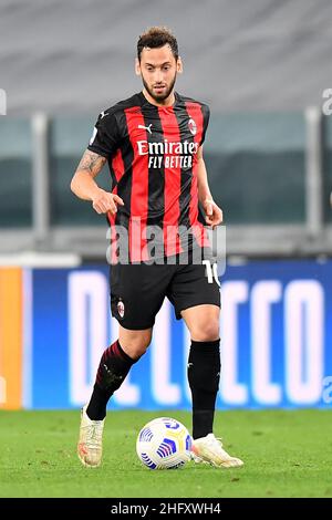 Foto LaPresse - Tano Pecoraro 09 05 2021 Torino - (Italia) Sport Calcio Juventus vs Milan Campionato di Calcio Serie A Tim 2020/2021 - Stadio „Allianz“ nella foto: Calhanoglu Foto LaPresse - Tano Pecoraro 09. Mai 2021 Stadt Turin - (Italien) Sport Soccer Juventus vs Milan Italienische Fußballmeisterschaft Liga A Tim 2020/2021 - „Allianz“ Stadion im Bild: Calhanoglu Stockfoto