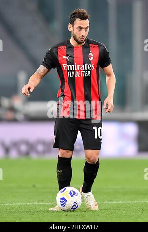 Foto LaPresse - Tano Pecoraro 09 05 2021 Torino - (Italia) Sport Calcio Juventus vs Milan Campionato di Calcio Serie A Tim 2020/2021 - Stadio „Allianz“ nella foto: Calhanoglu Foto LaPresse - Tano Pecoraro 09. Mai 2021 Stadt Turin - (Italien) Sport Soccer Juventus vs Milan Italienische Fußballmeisterschaft Liga A Tim 2020/2021 - „Allianz“ Stadion im Bild: Calhanoglu Stockfoto