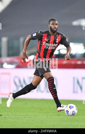 Foto LaPresse - Tano Pecoraro 09 05 2021 Torino - (Italia) Sport Calcio Juventus vs Milan Campionato di Calcio Serie A Tim 2020/2021 - Stadio „Allianz“ nella foto: tomori Photo LaPresse - Tano Pecoraro 09. Mai 2021 Stadt Turin - (Italien) Sport Soccer Juventus vs Milan Italienische Fußballmeisterschaft Liga A Tim 2020/2021 - „Allianz“ Stadion im Bild: tomori Stockfoto