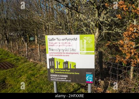 Trawsfynydd, nuklear, Strom, Station, Reaktor, (Welsh:, Atomfa Trawsfynydd,) ist ein stillgelegtes Magnox-Kernkraftwerk, das sich im Snowdonia-Nationalpark in Gwynedd, Wales, befindet.das Kraftwerk, das 1965 in Betrieb ging, war das einzige Kernkraftwerk in Großbritannien, das im Inland gebaut wurde, mit Kühlwasser, das aus dem künstlich geschaffenen See, Llyn Trawsfynydd Reservoir, entnommen wurde. Basil Spence,of,Coventry Cathedral,Fame,designed,this,Kraftwerk.Ländlich,Landschaft,landschaftlich,landschaftlich,Landschaft,in,ON,AT,Snowdonia,Snowdonia National Park,Mid,North,West,Kingdom,North Wales,Wales,Walisisch,GB,Großbritannien,Britisch,UK,Vereinigte Staaten Stockfoto