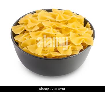 Fliege Pasta in der Schüssel isoliert auf weißem Hintergrund mit Clipping-Pfad und volle Schärfentiefe. Stockfoto