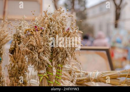 Didukh als traditionelles ukrainisches Weihnachtssymbol auf dem Souvenirmarkt - Weizenschaf, die zur Weihnachtsfeier in der Ukraine verwendet wird. Alte Traditionen c Stockfoto