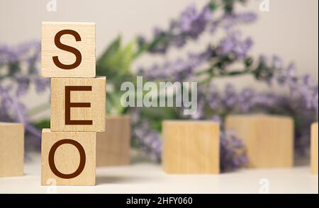 Buchstabenwürfel vor einer Tastatur - SEO. Stockfoto