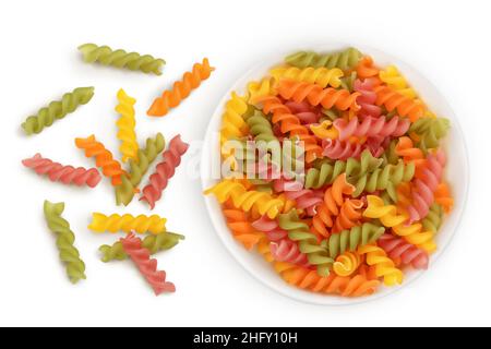 Rohe Fusilli farbige Pasta in Keramikschale isoliert auf weißem Hintergrund mit Clipping-Pfad und volle Schärfentiefe. Draufsicht. Flach liegend Stockfoto