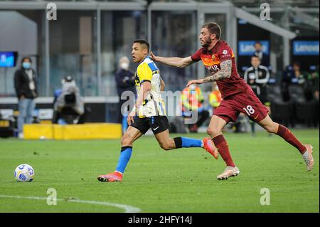 Foto Claudio Martinelli/LaPresse 12 maggio 2021 Milano, Italia Sport calcio F.C. Internazionale Milano vs A.S. Roma Serie A Tim 2020/2021 - stadio &#x201C;G. Meazza&#x201D; Nella foto: santon davide sanchez alexisFoto Claudio Martinelli/LaPresse 12th. Mai 2021 Mailand, Italien Fußballsport F.C. Internazionale Milano gegen A.S. Roma - Italienische Fußballmeisterschaft League A Tim 2020/2021 - &#x201C;G. Meazza &#x201D; Stadion. Im Bild: santon davide sanchez alexis Stockfoto