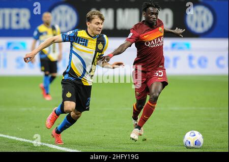 Foto Claudio Martinelli/LaPresse 12 maggio 2021 Milano, Italia Sport calcio F.C. Internazionale Milano vs A.S. Roma Serie A Tim 2020/2021 - stadio &#x201C;G. Meazza&#x201D; Nella foto: Barella nicolo darboe ebrimaFoto Claudio Martinelli/LaPresse 12th. Mai 2021 Mailand, Italien Fußball-Sport FC Internazionale Milano gegen A.S. Roma - Italienische Fußballmeisterschaft League A Tim 2020/2021 - &#x201C;G. Meazza &#x201D; Stadion. Im Bild: Barella nicolo darboe ebrima Stockfoto